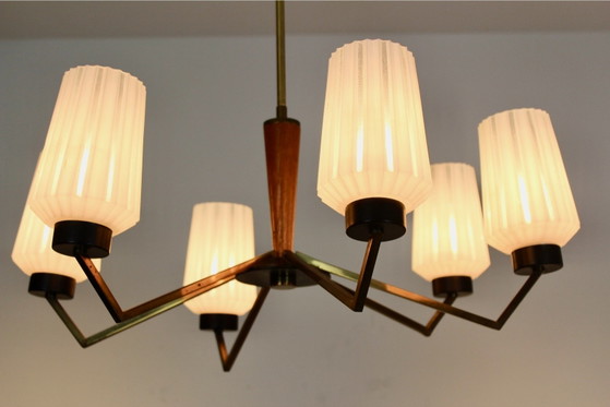 Lampadario in Ottone, Legno e Vetro Opalino (foto 10 di 12)