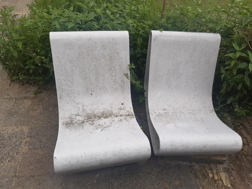 Chaises en boucle en béton de Willy Guhl