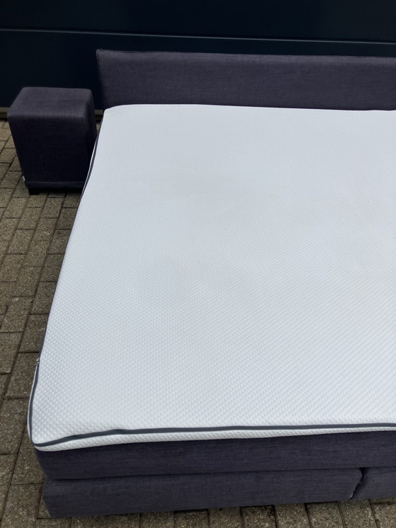 Image 1 of Auping Boxspring 180 x 200 in Topstaat! Incl Auping matras en Emma topper, alles zeer netjes. Incl 2 hockers (nachtkastjes)