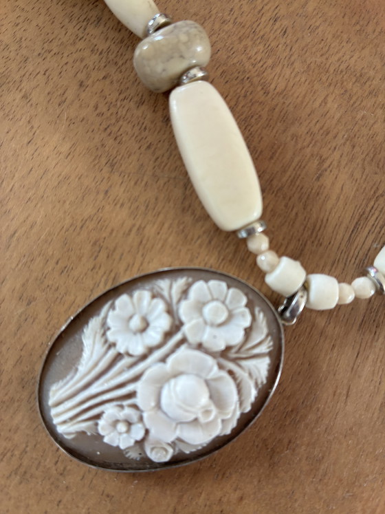Image 1 of Nieuwe ketting met vintage kralen en steencamee lengte 49 cm