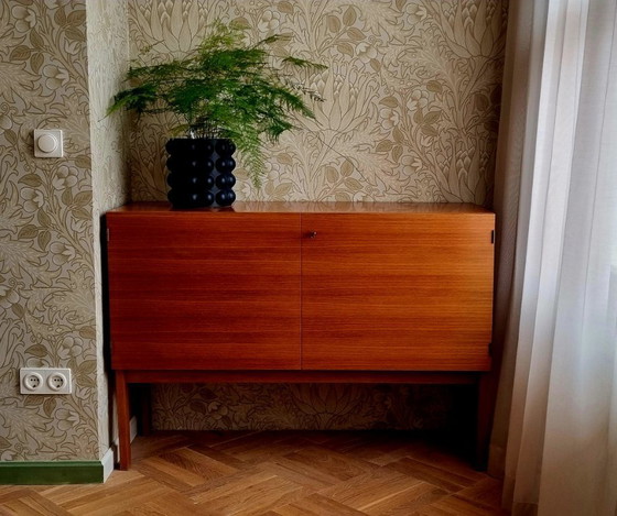 Image 1 of Commode en bois de noyer du milieu du siècle, années 60, en excellent état