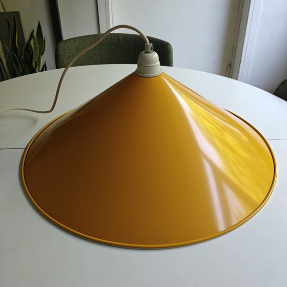 Image 1 of Grande suspension scandinave vintage – Abat-jour en métal jaune moutarde Ø50 cm