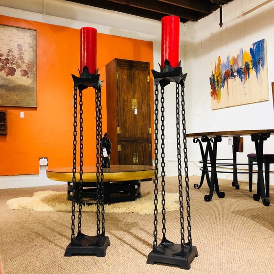 Image 1 of Paire de chandeliers gothiques en fer à maillons de chaîne sur pied