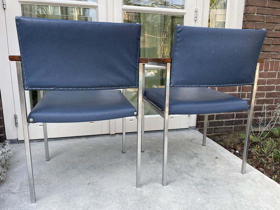 Image 1 of Conjunto de sillas Fröscher KG de mediados de siglo fabricadas en metal precioso, reposabrazos de madera noble y polipiel.