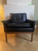 Een paar Deense fauteuils uit het midden van de 20e eeuw in zwart leer.