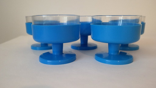 5 bicchieri vintage con supporto in plastica su piede, 1960/70.