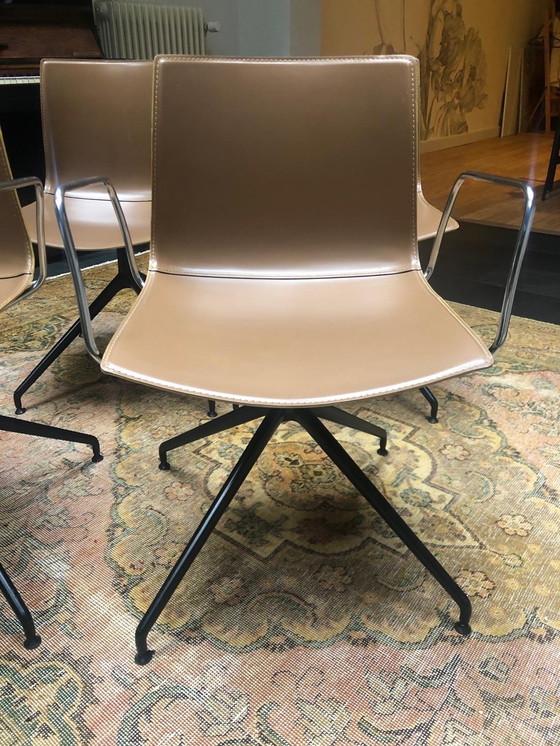 Image 1 of 4 Arper Catifa 53 designstoelen in bruin leer