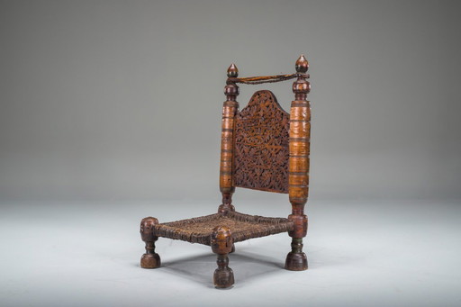 Chaise basse en cèdre fabriquée à la main au début du 20e siècle, Nuristan, années 1890