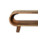 Table basse de style scandinave avec un aspect chêne