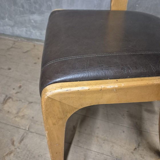 Image 1 of Chaise de salle à manger vintage à dossier incurvé, bois et similicuir, Tchécoslovaquie, années 1970