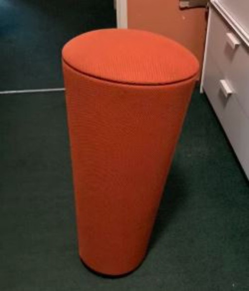 Stand-Up Kruk ("Stool") van Wilkhahn. ontwerper is Thorsten Franck.