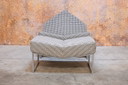 Sillón Leolux Wibber único en tela blanca y negra con otomana.
