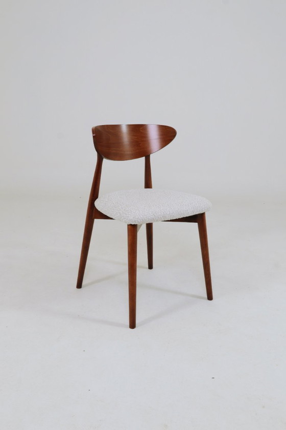 Image 1 of Set van 6 eetkamerstoelen, teakkleurig hout, bouclé bekleding, modern design
