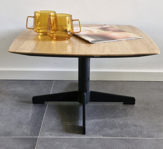 Image 1 of Bijzettafel mat zwart metaal met eiken fineer blad