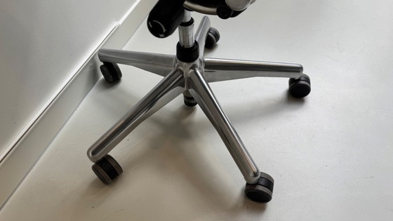 Image 1 of Herman Miller Aeron bureaustoel met chroom onderstel