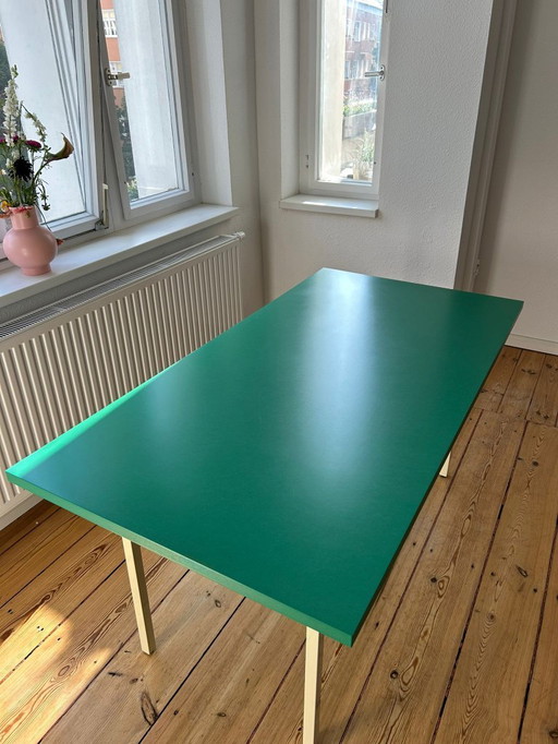 Hay 2 Colors table