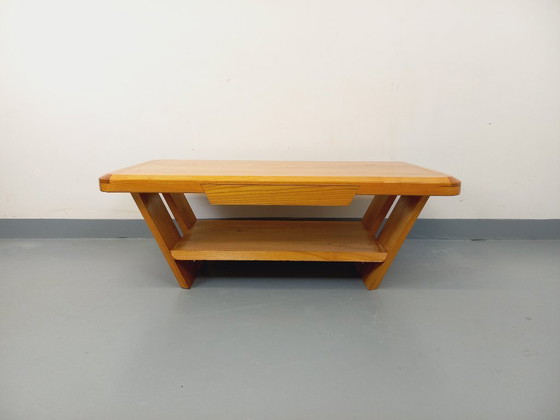 Image 1 of Vintage brutalistische rechthoekige salontafel van massief iepenhout met lade uit de jaren 70.