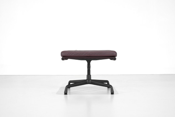 EA 223 Ottoman Stool designed by Charles and Ray Eames for Vitra, USA, 1969. – Display cabinets, Aluminium (photo 5 of 19)