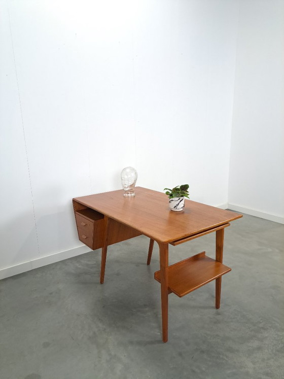 Image 1 of Teak vrijstaand partner bureau met schuine vormen, lades en extra uitschuifbaar werkblad