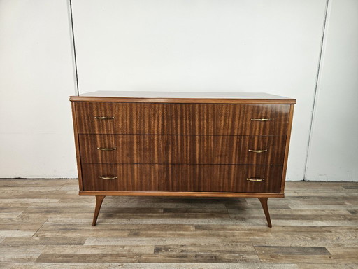 Ladenkast uit 1950 bekleed met walnoot met messing handgrepen