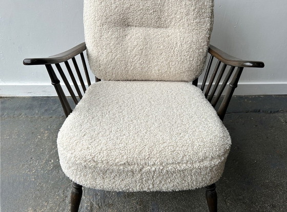 Vintage Ercol Model 994 Windsor Fauteuil, opnieuw bekleed met witte bouclé – Stoelen / fauteuils, Textile (photo 4 of 8)