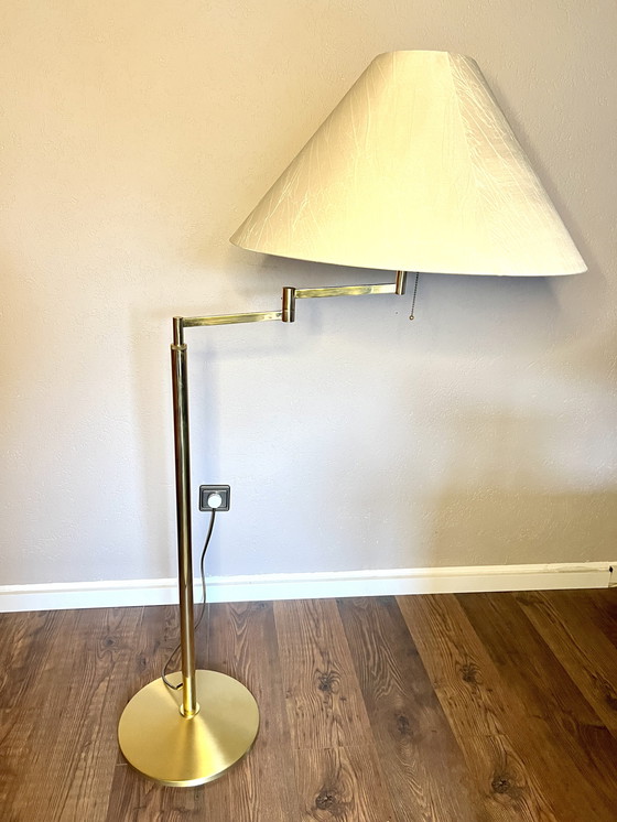 Image 1 of GKS - Gebrüder Knappstein Leuchten - Mid Century Lampadaire En Laiton Avec Bras Pivotant, Abat-jour Beige Allemagne, Années 1960