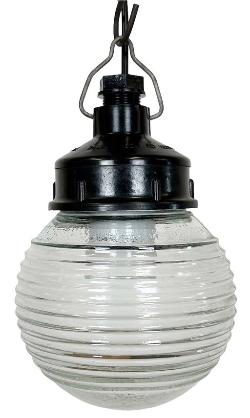 Lampada a sospensione industriale in bachelite con vetro rigato, anni '70