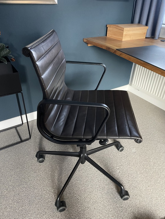Image 1 of Vitra eames bureaustoel EA118