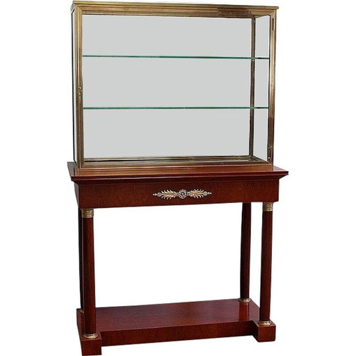 Vintage-Vitrine auf Konsole