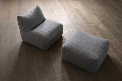 Poltrona Le Bambole con pouf in bouclé di Mario Bellini per B&B Italia, anni '70