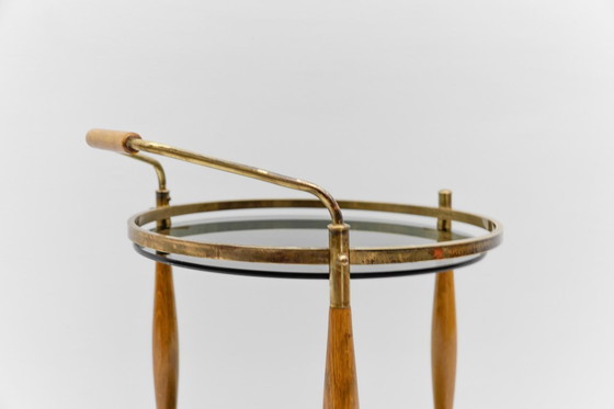 Image 1 of Carrito de servicio Regency de mediados de siglo en vidrio ahumado y madera, década de 1960