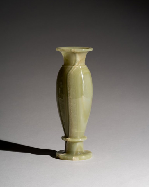 Vaso in marmo onice verde neoclassico lucidato vintage, eleganza moderna di metà secolo