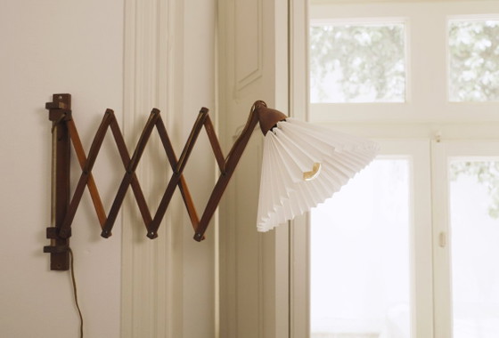 Image 1 of Wandlamp in schaarvorm uit het midden van de 20e eeuw, Scandinavische accordeonlamp, verstelbare houten wandlamp met stekker.