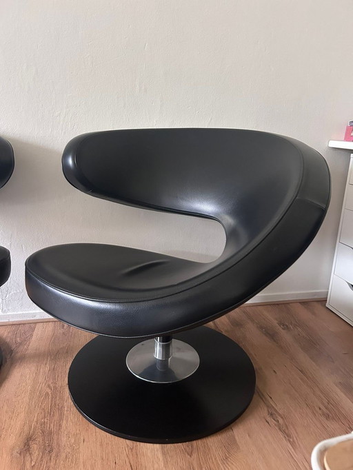 The Peel Club set in black leather with black leather base
