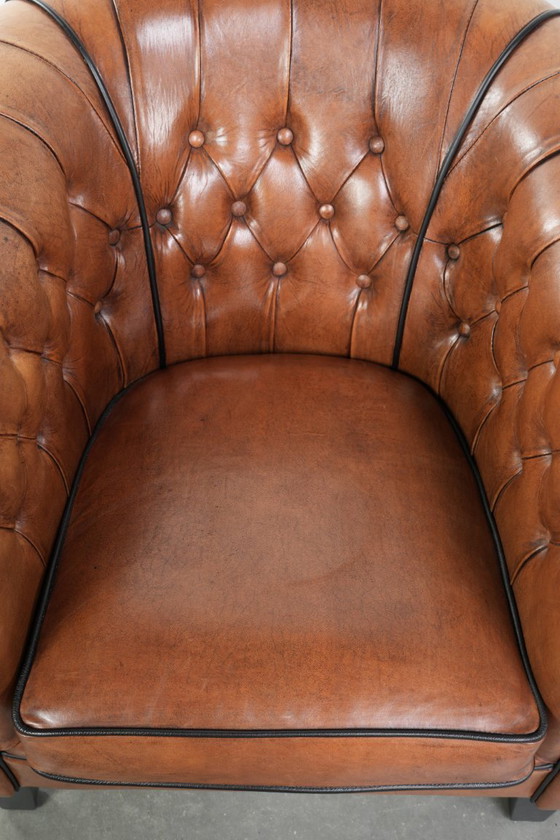 Image 1 of 2 Chesterfield-Clubsessel im englischen Stil mit Schaffellbezug in gutem Zustand