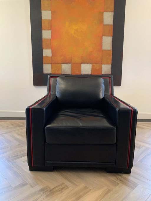 Lussuosa poltrona in pelle nera con bordino rosso