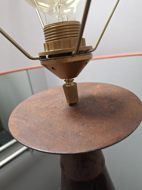 Image 1 of Wunderschöne Holzstativlampe mit orangefarbenem Schirm