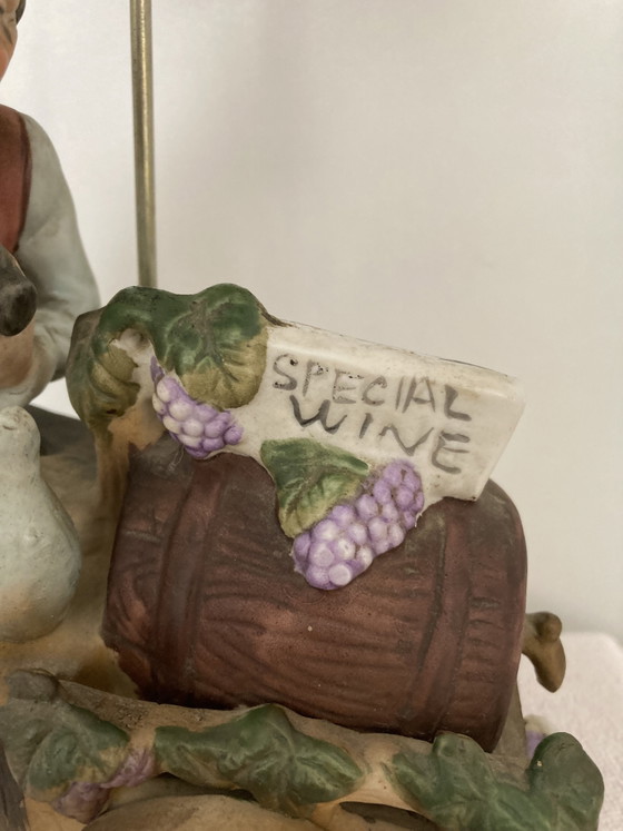 Image 1 of Vintage porseleinen beeldje uit de jaren 70/80 van een wijnverkoper.