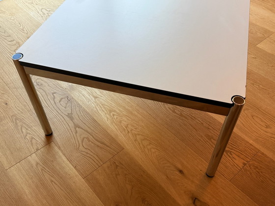 1. Edition, 1970er, USM Haller Couchtisch 75 × 75 cm, Perlweiß Laminat, Selten, Couchtische, Chrom, Grau (Foto 7 von 14)