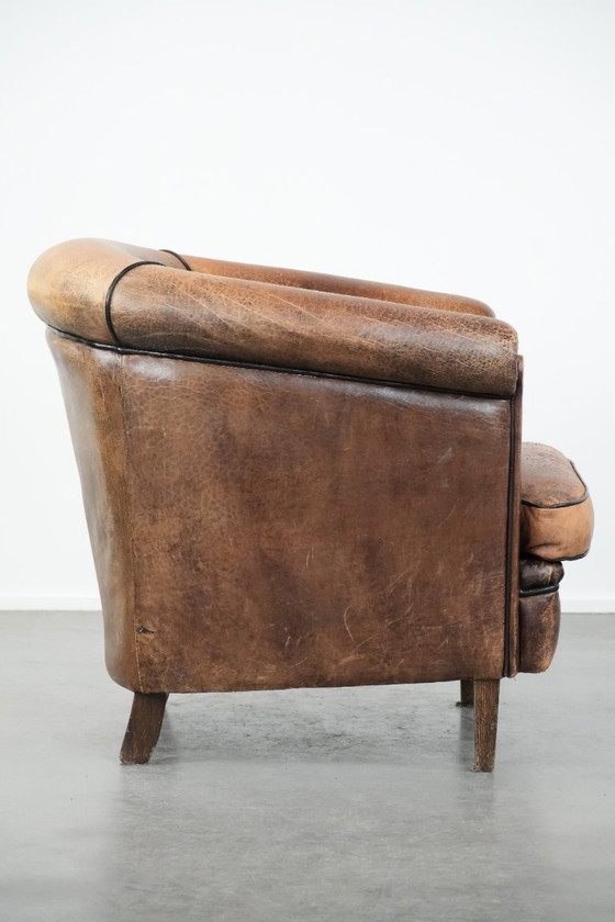 Image 1 of Robusta poltrona club vintage in pelle di pecora con una splendida patina