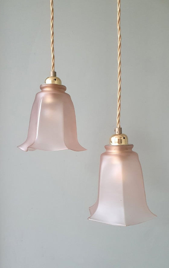 Image 1 of Set Vintage franse roze hanglampen van gekleurd glas.