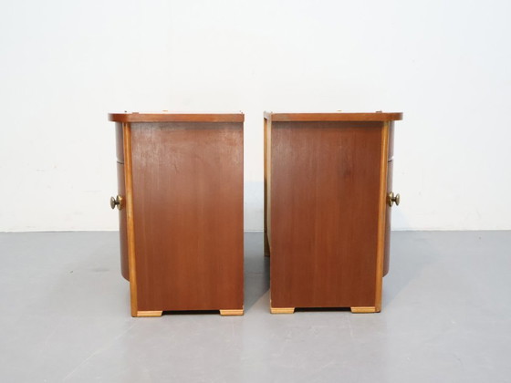 Image 1 of Ensemble de tables de chevet vintage en acajou avec poignées en laiton