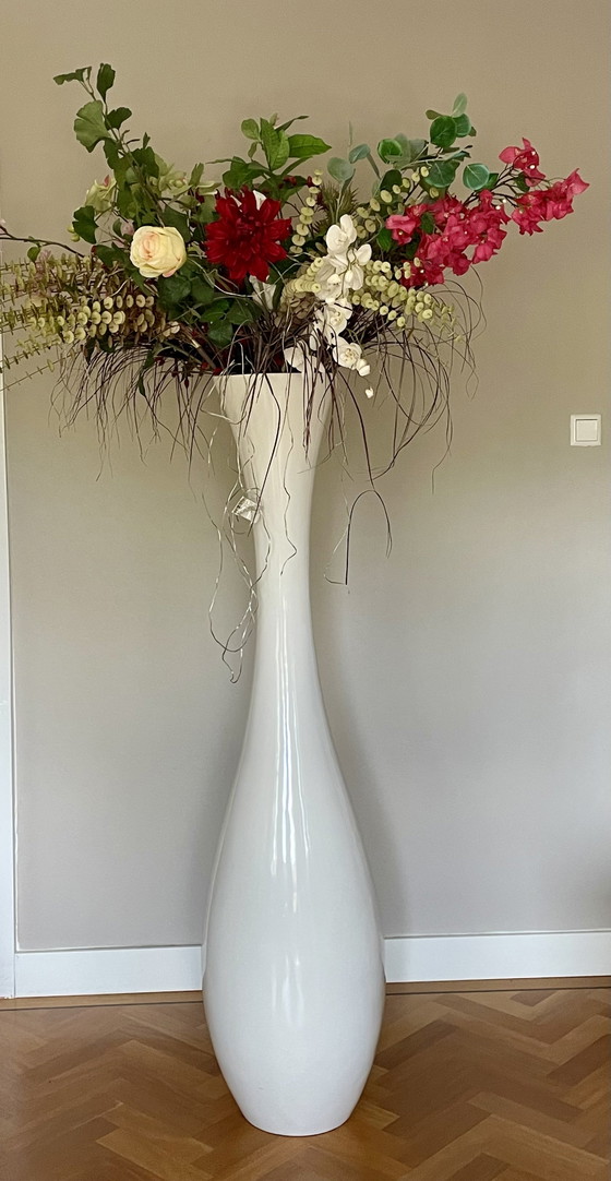 Decoratieve grote vaas met kunstbloemen. – Decoratieve objecten, Plastic (photo 9 of 10)