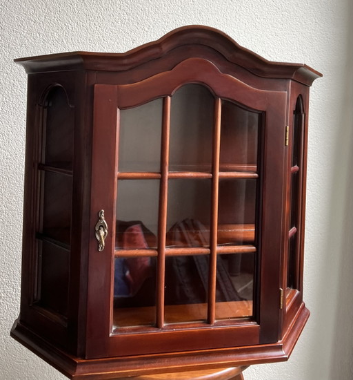 Vitrina de pared con sello original de taller danés y número de inspección.