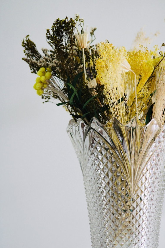 Image 1 of Grand vase en cristal taillé – motif à pointes de diamant