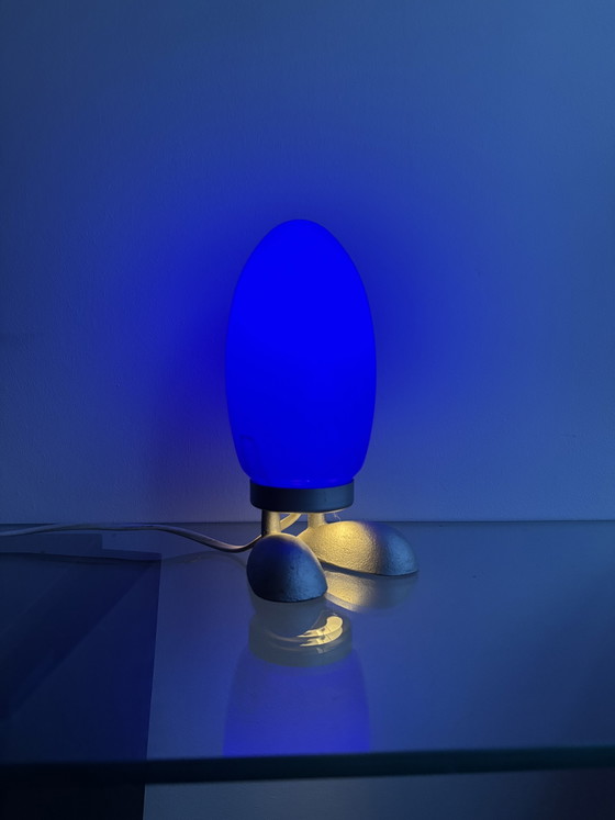 Vintage IKEA FJORTON “Dino Egg” table lamp – cobalt blue glass – 1990s – Metal (photo 4 of 5)