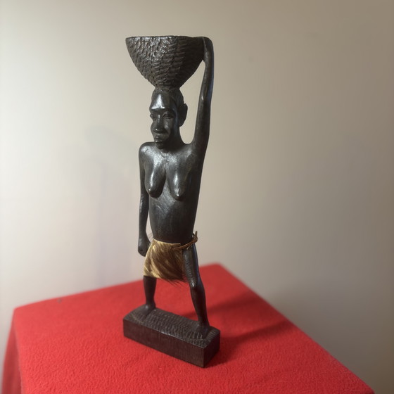 Image 1 of Afrikaanse vrouw met mandje op haar hoofd
