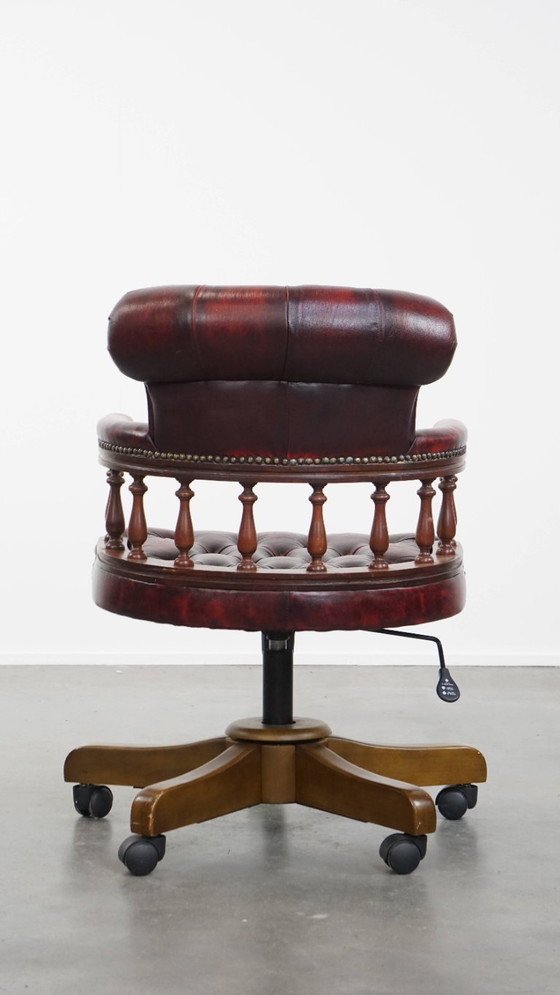 Image 1 of Sedia da ufficio Chesterfield girevole classica in pelle di mucca rossa con ruote
