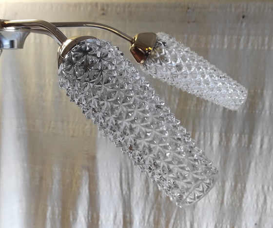 Image 1 of Lampadario a sei luci in metallo placcato oro con paralumi a tulipano in vetro - anni '50/'60