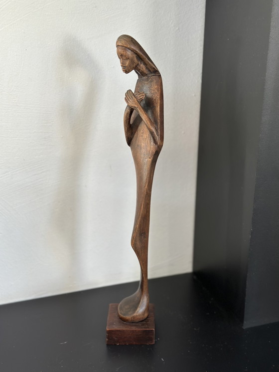 Image 1 of Sculpture religieuse moderne en bois – Figure stylisée de la Vierge (XXe siècle)